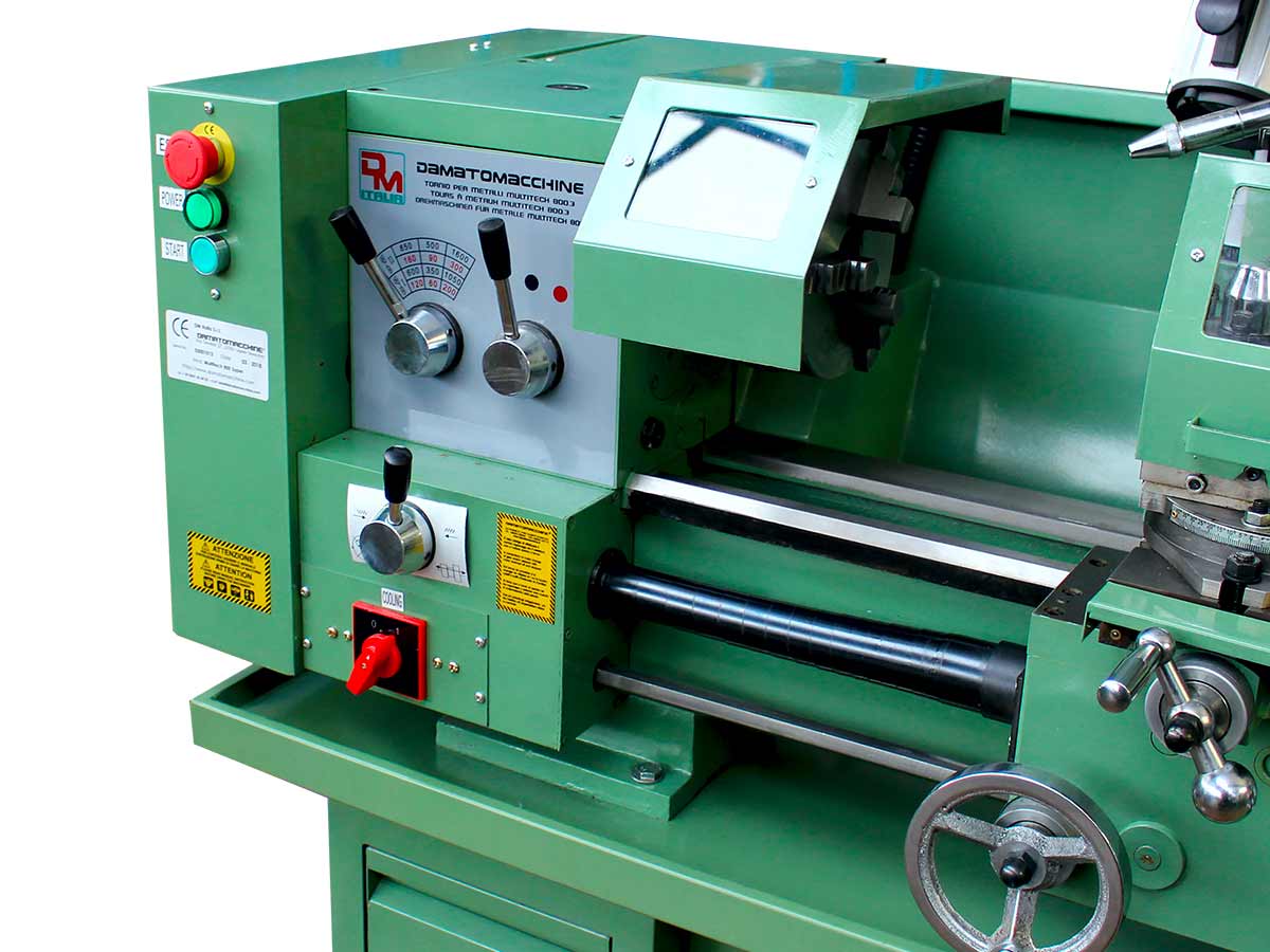 Machine tool consisting of a 320x800 mm lathe, independent milling machine with speed from 400 to 1640 rpm powered by a 750 W motor